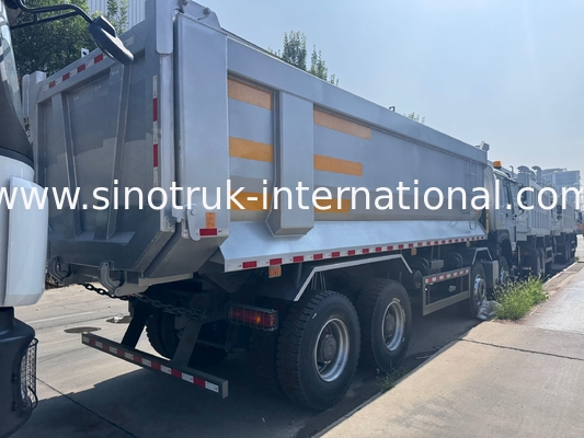 SINOTRUK HOWO 371HP 8X4 شاحنة قمامة قمامة بناء الجبهة القديمة الجبهة العسكرية المصد للمناطق المعدنية أضواء تحذيرين نوع U حاوية