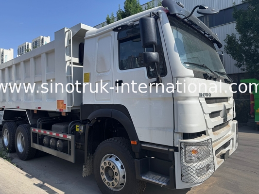 محرك SINOTRUK 371 حصان 6 × 4 شاحنة قلابة HOWO ذات عجلة قيادة يسارية بيضاء 19-20 متر مكعب رفع متوسط