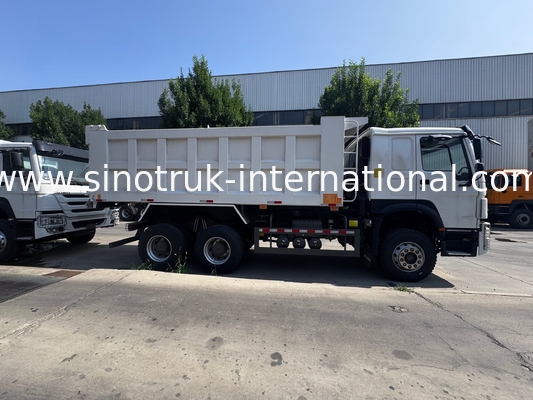 محرك SINOTRUK 371 حصان 6 × 4 شاحنة قلابة HOWO ذات عجلة قيادة يسارية بيضاء 19-20 متر مكعب رفع متوسط