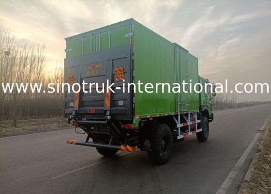 شاحنة SINOTRUK الثقيلة ذات نوع القيادة 4X4 LHD ، خزان البضائع 5000 * 2300 * 2300 مم ، و 16T سعة المحور الخلفي لسحب الحمولة الثقيلة