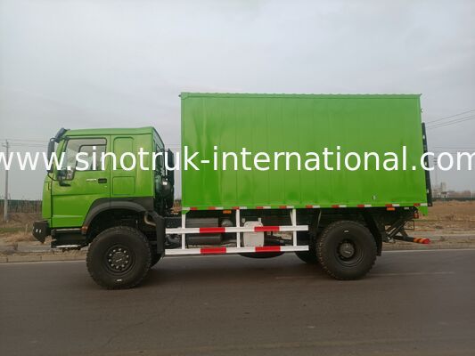 شاحنة SINOTRUK الثقيلة ذات نوع القيادة 4X4 LHD ، خزان البضائع 5000 * 2300 * 2300 مم ، و 16T سعة المحور الخلفي لسحب الحمولة الثقيلة الخضراء