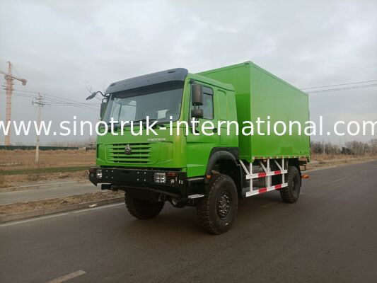شاحنة SINOTRUK الثقيلة ذات نوع القيادة 4X4 LHD ، خزان البضائع 5000 * 2300 * 2300 مم ، و 16T سعة المحور الخلفي لسحب الحمولة الثقيلة الخضراء
