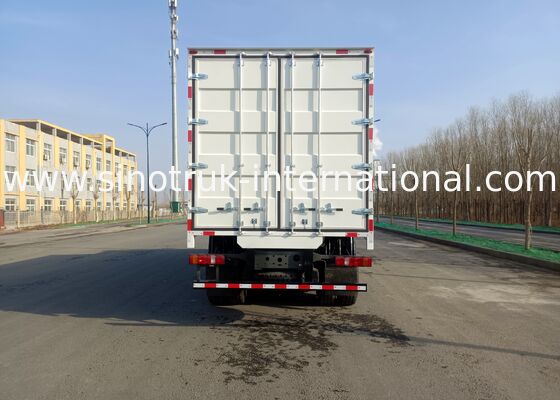 شاحنة حمولة ثقيلة من نوع 6 × 4 مدفوعة بواسطة صندوق معدات سينوتروك تقدم تحميل عبء متفوق وموثوقية تشغيلية
