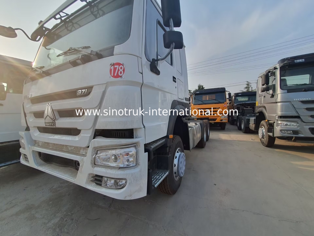 HOWO A7 شاحنة جرار مستعملة LHD 6X4 يورو 2 371 حصان مع الدفع بمساعدة القيادة الهيدروليكية أبيض