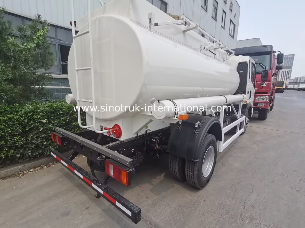 سينوتروك هو 4X2 6 عجلات ناقلة خزان النفط 5-6CBM حاوية واحدة مع عداد تدفق