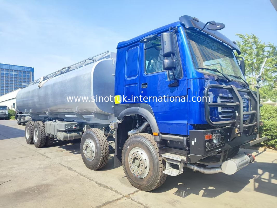 شاحنة الوقود الثقيلة HOWO 8 * 4 400HP LHD 40CBM نظام خزان مزدوج لتوزيع الوقود لمسافات طويلة