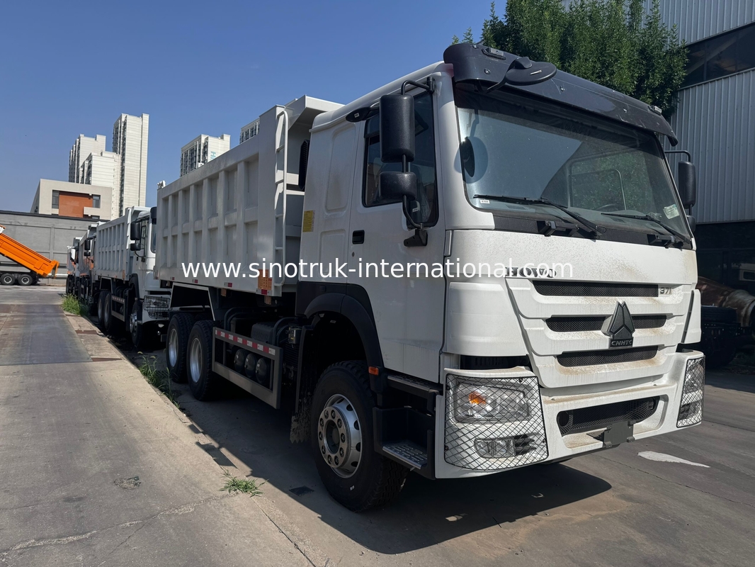 محرك SINOTRUK 371 حصان 6 × 4 شاحنة قلابة HOWO ذات عجلة قيادة يسارية بيضاء 19-20 متر مكعب رفع متوسط
