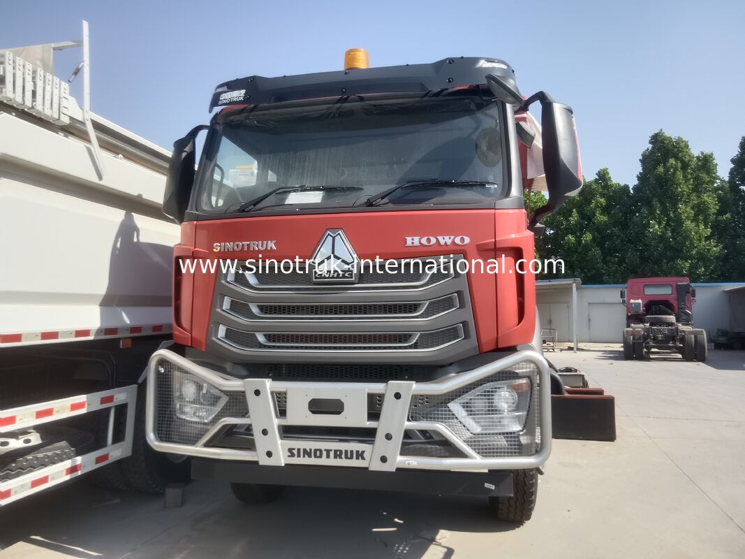 شاحنة Sinotruk NX مع محرك 371HP ، سعة 40-50T و 8 × 4 محرك للنقل الثقيل الحمراء