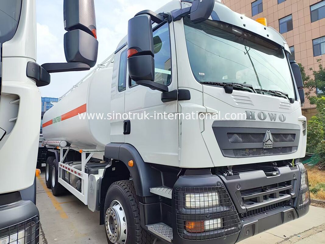 شاحنة نقل وقود بيضاء HOWO TX 6×4 بقوة 336 حصان | خزان وقود بسعة 25 متر مكعب، أداء نقل مستقر