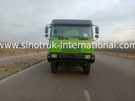 شاحنة SINOTRUK الثقيلة ذات نوع القيادة 4X4 LHD ، خزان البضائع 5000 * 2300 * 2300 مم ، و 16T سعة المحور الخلفي لسحب الحمولة الثقيلة الخضراء