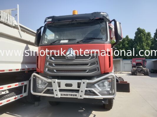 شاحنة Sinotruk NX مع محرك 371HP ، سعة 40-50T و 8 × 4 محرك للنقل الثقيل الحمراء