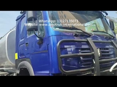 شاحنة الوقود الثقيلة HOWO 8 * 4 400HP LHD: نظام خزان مزدوج 40CBM لتوزيع الوقود على مسافة طويلة